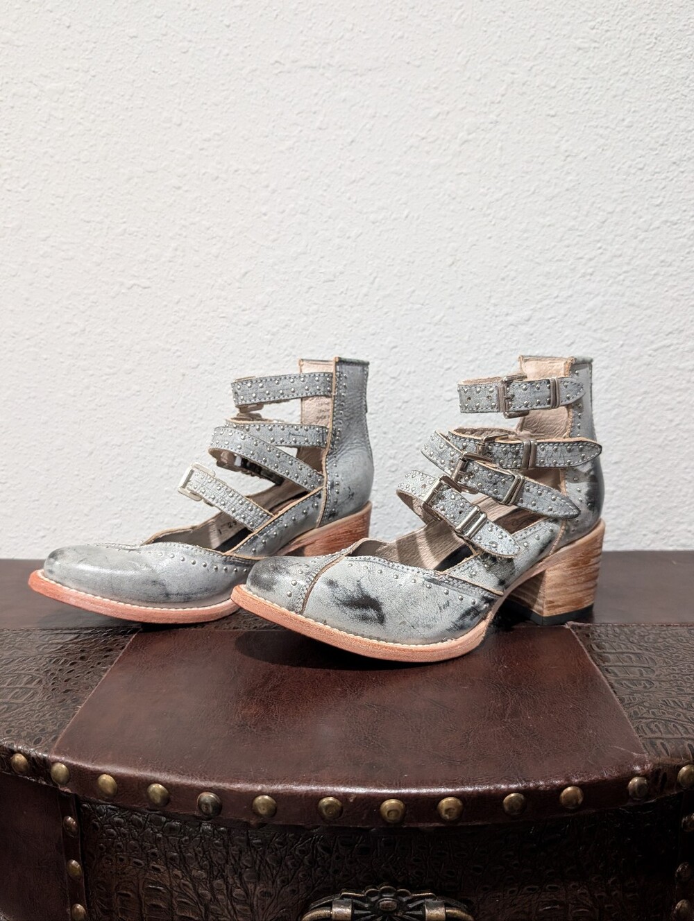 Freebird Felicity Ice Grey Distressed Leather Studded Booties Size 6